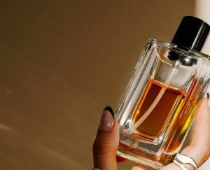 Perfumy nie zwalniają. Co napędza jedną z najmocniejszych kategorii rynku beauty?