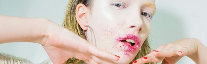 Nowy chaos w beauty: mikrotrendy szybsze niż AI może je odtworzyć